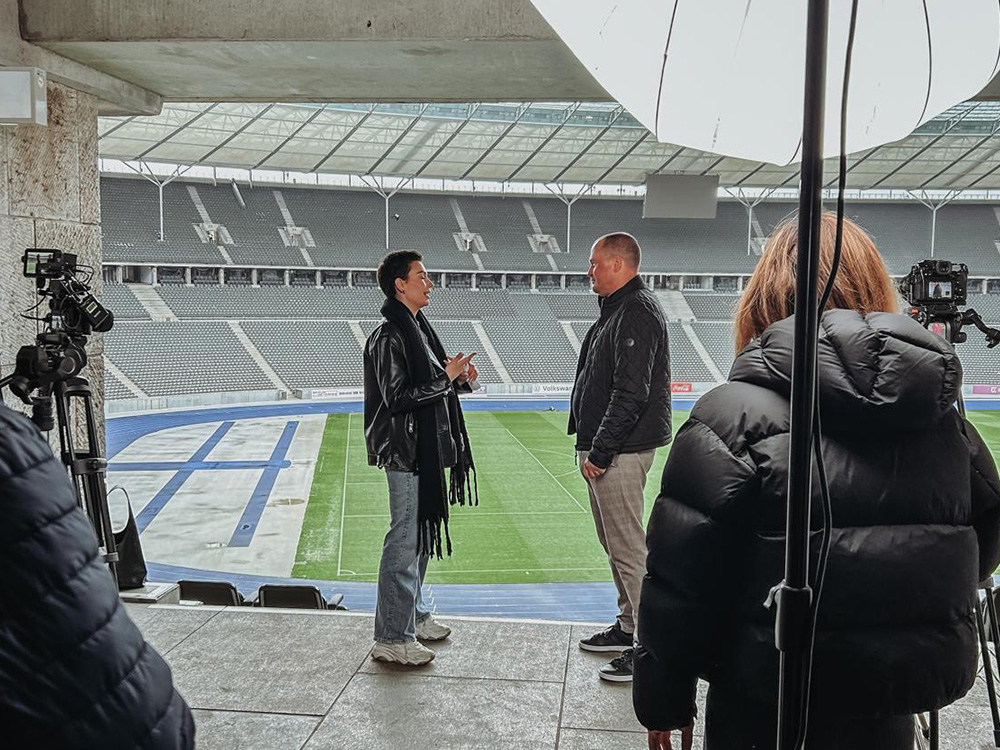 Leonie Ehresmann beim Moderieren in Berlin